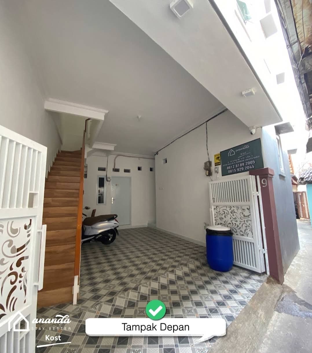 Kost Ananda tampak depan dan memiliki parkir motor