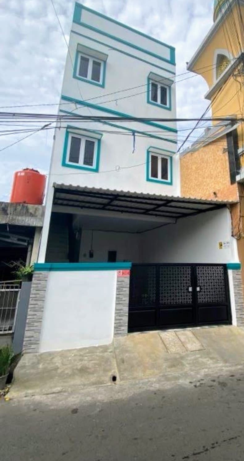 Kost kamboja tampak dari depan yang bersebelahan dengan masjid