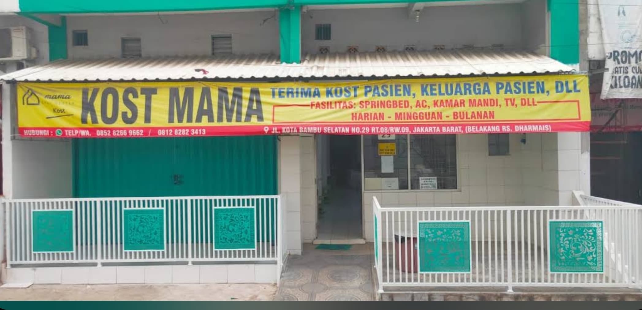Kost Mama tampak depan dengan banner terima kost