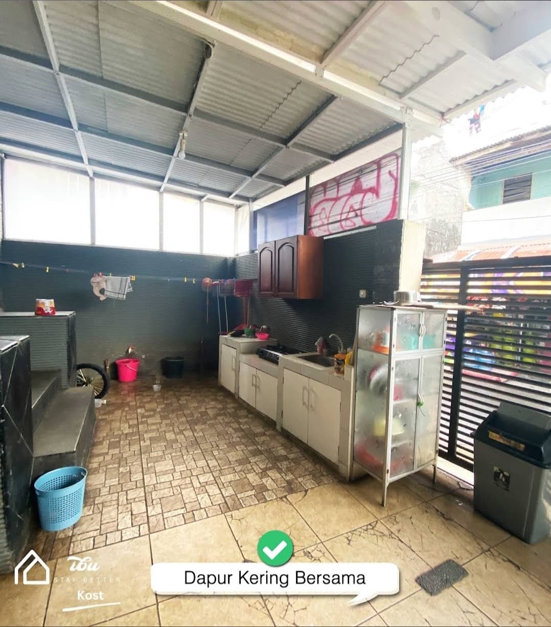 Foto Kost Ibu area dapur bersama